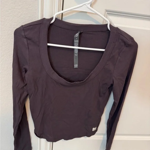 Vuori Women's Long Sleeve Pose Scoop Tee size M Sangria color - Picture 2 of 2